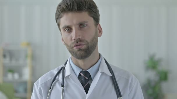 Ehrgeizige junge Ärztin im Gespräch — Stockvideo