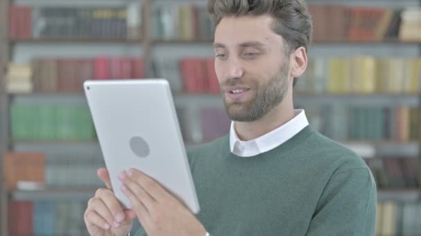 Χαρούμενος νέος τύπος κάνει συνομιλία βίντεο στο tablet — Αρχείο Βίντεο