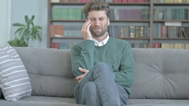Depressieve jonge man met hoofdpijn en masserende zijn hoofd — Stockvideo