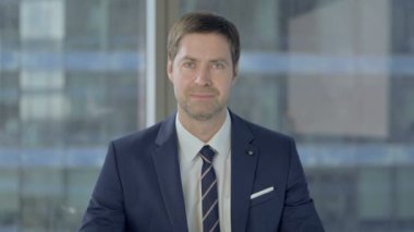 Neşeli İşadamı Zafer İşareti Gösteriyor