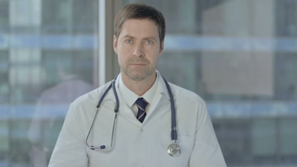 Ambitny doktor mający rozmowę, Webinar — Wideo stockowe