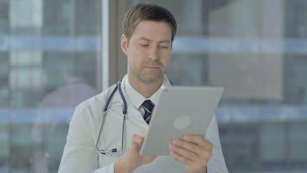 Doktor beszél a video chat a Tablet — Stock videók