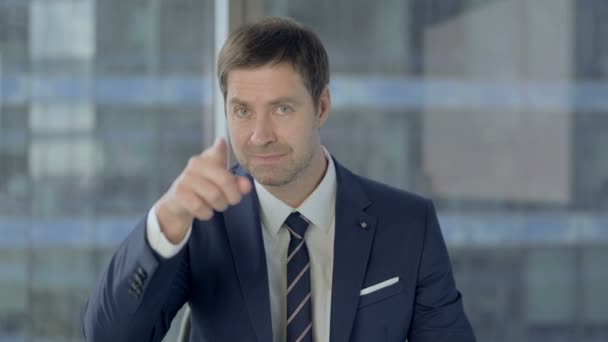 Ambitieuze zakenman die met de vinger wijst en uitnodigt — Stockvideo