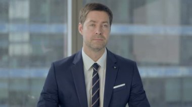 Hırslı İşadamı Uzaklara Bakmaya Çalışıyor