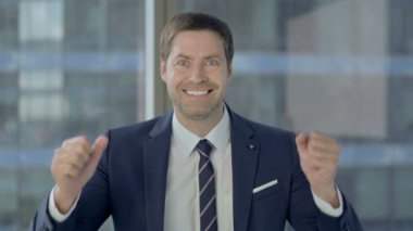 Heyecanlı İşadamı Her Iki Yumruk ile Kutluyor