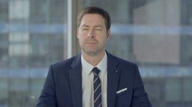 Boyun Ağrısı Olan Yorgun İşadamı