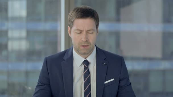 Stressad affärsman som har huvudvärk, smärta i huvudet — Stockvideo