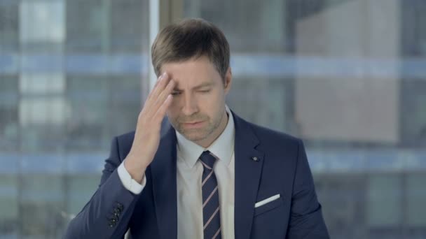 Стрессовый бизнесмен чувствует себя разочарованным на работе — стоковое видео