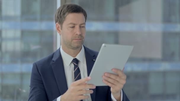Empresário alegre fazendo chat de vídeo no Tablet — Vídeo de Stock
