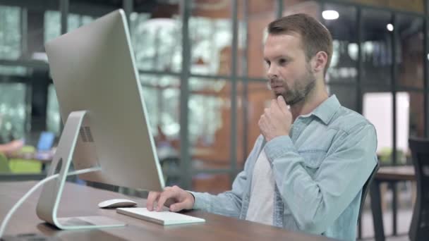 Pensive Young Designer Pensando enquanto trabalhava no computador — Vídeo de Stock