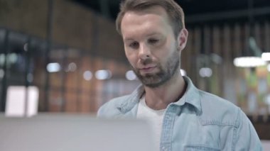 İş Yerinde Telefonda Konuşan Pozitif Genç Adamın Yakın Çekimi