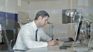 Hırslı Orta Yaşlı İşadamı Ofis Masasına İş belgeleri yazma