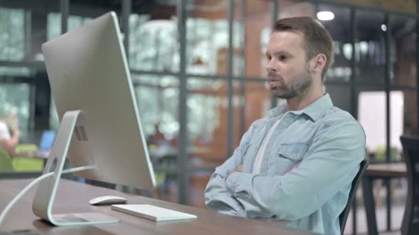 Mladí muži čtení v počítači v kanceláři — Stock video