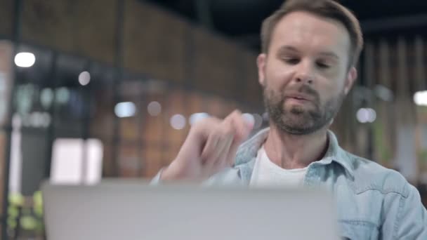 Close-up denken jonge man werken aan laptop — Stockvideo