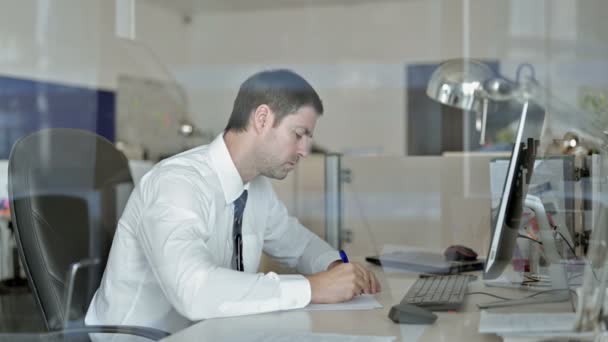 Φιλόδοξο μέσης ηλικίας επιχειρηματίας γράφοντας επιχειρηματικά έγγραφα στον πίνακα του Office — Αρχείο Βίντεο