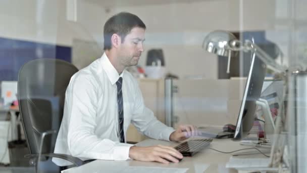Un homme d'affaires du Moyen Âge ciblé a quitté la table de travail du bureau 