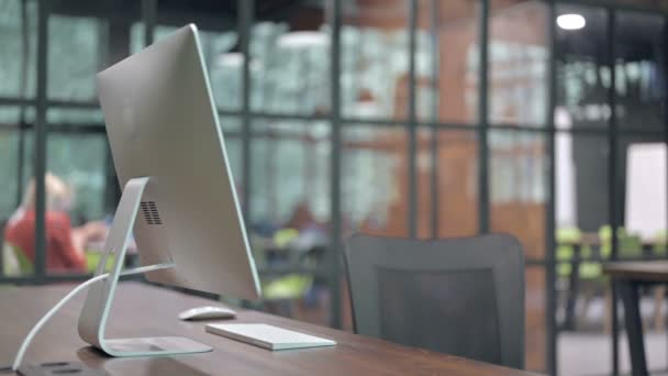 Escritório vazio com computador na mesa — Vídeo de Stock