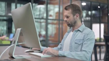 Casual Genç Adam Bilgisayar üzerinde çalışıyor