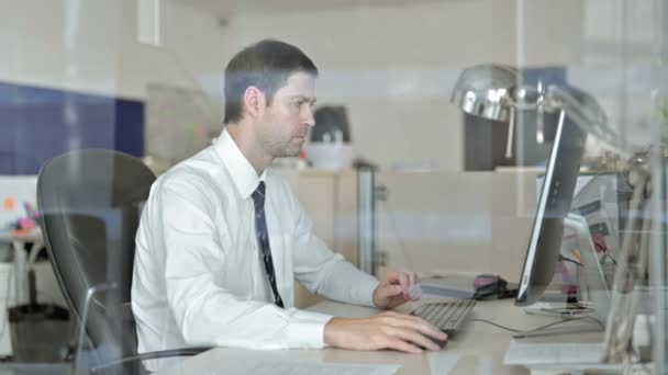 Средневековый бизнесмен, работающий на офисном компьютере — стоковое видео