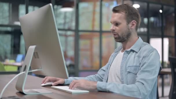 Verärgerter junger Mann sagt Nein mit Fingerzeig bei der Arbeit — Stockvideo