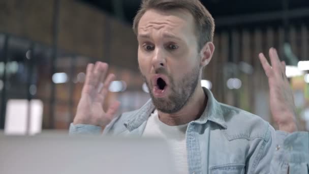 Close-up van jonge man boos door verlies op het werk — Stockvideo