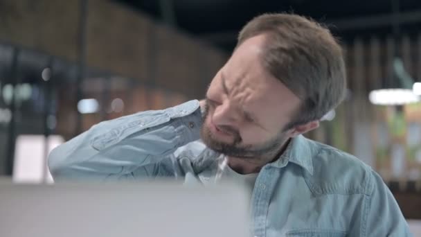 Närbild av trött ung man med nacksmärta på jobbet — Stockvideo