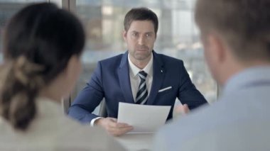 Orta Yaşlı İşadamdan Belge Alan Çiftin Arka Arkası Görünümü