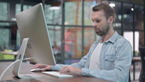 Ambitiös ung man som pekar med fingret — Stockvideo