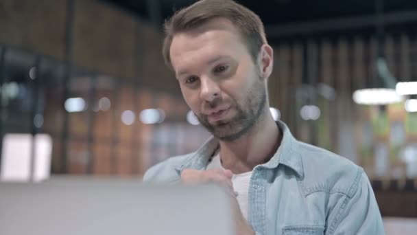 İş yerinde Genç Adam tarafından Görüntülü Sohbet Close Up — Stok video
