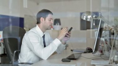 Hırslı Orta Yaşlı İşadamı Ofiste Cep Telefonu Kullanma