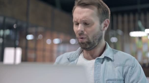 Close-up van jonge man hoesten op het werk — Stockvideo