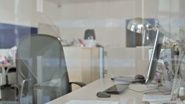 Un homme d'affaires du Moyen Âge concentré est revenu à la table de travail du bureau 