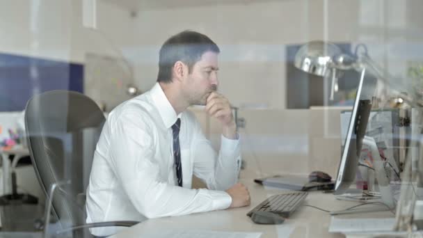 Ambitionierter Geschäftsmann mittleren Alters arbeitet im Büro am Computer — Stockvideo