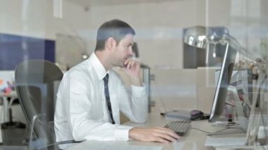 Orta Yaşlı İşadamı Düşünme ve Ofis Bilgisayar üzerinde çalışma