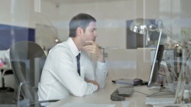 Orta Yaşlı İşadamı Düşünme ve Bilgisayar Ekranına Bakma