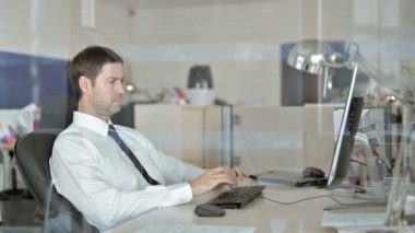 Orta Yaşlı İşadamı Rahatlatıcı Mood Ofis Bilgisayar üzerinde çalışıyor