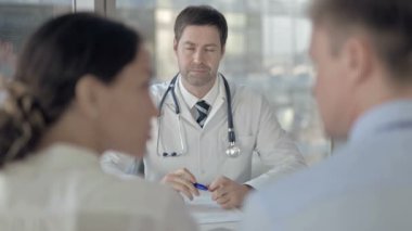Orta Yaşlı Doktordan Tavsiye Alan Çiftin Arka Arkası Görünümü