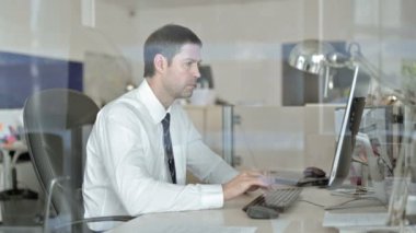 Yorgun Orta Yaşlı İşadamı Ofis Bilgisayar üzerinde çalışan ve Baş Ağrısı olan