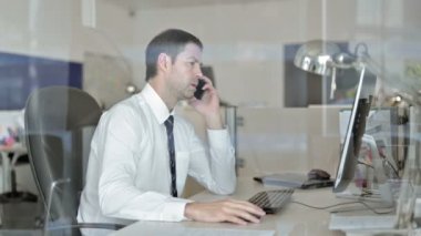 Kızgın Orta Yaşlı İşadamı Onun Cep Telefonu Talking ve Ofis Bilgisayar kullanma
