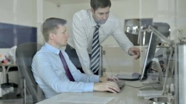 İki İşadamı Proje Hakkında Ofis Bilgisayar Ekranında Tartışma