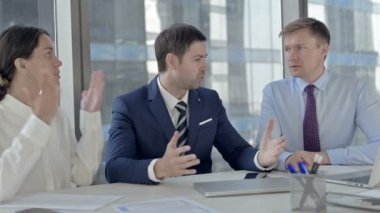 Kızgın Orta Yaşlı İşadamı Ofis Masasında Onun Yardımcıları ile Argümanlar sahip