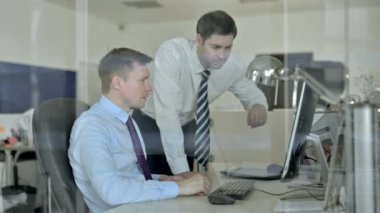 Olgun İşadamları Ofis Bilgisayar Kullanırken Her Iki Fest ile Kutluyor