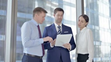 Asistanlarıyla Belgeler Üzerine Okuma ve Tartışma Yapan Orta Yaşlı İşadamı