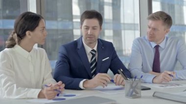 Orta Yaşlı İşadamı Ofis Masasında Asistanlarına Bir Şeyler Anlatıyor