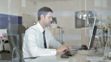 Neşeli Orta Yaşlı İşadamı Ofis Bilgisayar kullanma ve Sürpriz olsun