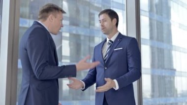 Upset İki Orta Yaşlı İşadamları Yönetim Kurulu Ofis Penceresi karşı Argümanlar sahip