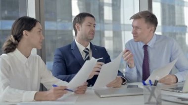 Orta Yaşlı İşadamı Yardımcıları ile Belgeler Üzerine Argümanlar sahip