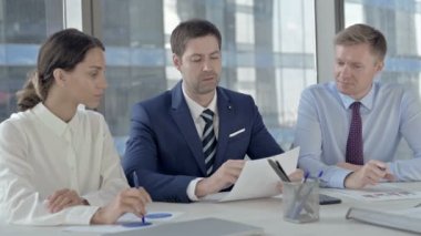 Orta Yaşlı İşadamı, Ofis Masasında Asistanlarıyla Belgeler Planını Paylaşıyor