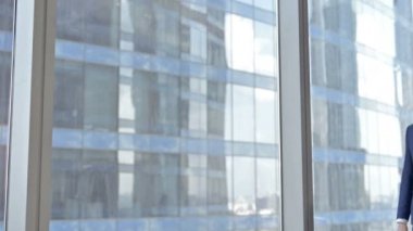 İki Orta Yaşlı İşadamı El Sıkışıp Ofis Penceresine Para Aktarıyor
