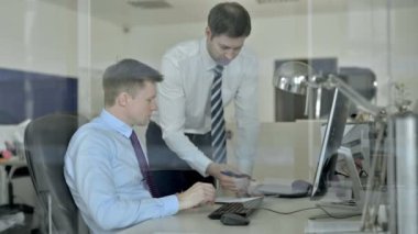 Üzgün Olgun İşadamları Ofiste Belge Üzerinde Tartışıyor